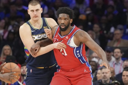 NBA约基奇补时争议三分绝杀勇士，终结对手七连胜登顶西部引热议