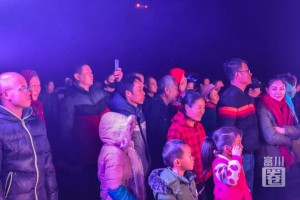  尼斯主场灯光秀致敬传奇，万人合唱震撼全场