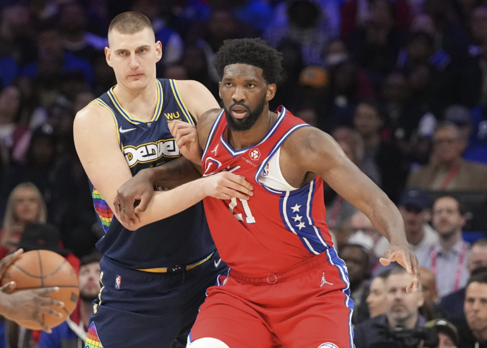 NBA约基奇补时争议三分绝杀勇士，终结对手七连胜登顶西部引热议